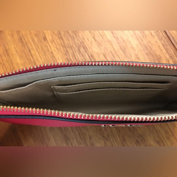 NWOT COACH Hot Pink Leather Handbag w/Buckle Chain Adjustable Strap. Zip closure - Picture 9 of 14